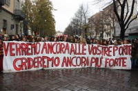 Studenti in rivolta contro il rincaro degli alloggi universitari per Expo